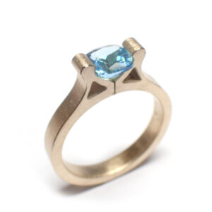 Saturnus-in-geelgoud-met-Amethist-en-Saturnus-Supernova-small-met-Swissblue-topaz